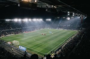 Křídelní magie Analýza práce s míčem u hráčů jako Anthony Gordon a Miguel Almirón